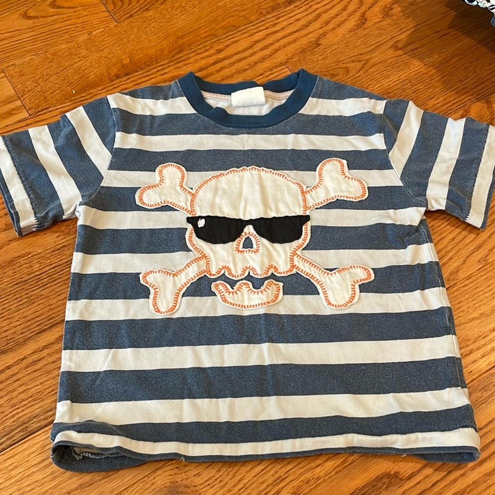 Mini Boden pirate appliqué tee shirt. ☠️☠️ tag size 5-6, fits closer to 4-5